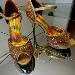 "Step into Glamour: Stunning Glitter Gold Bella Hanna Heels"